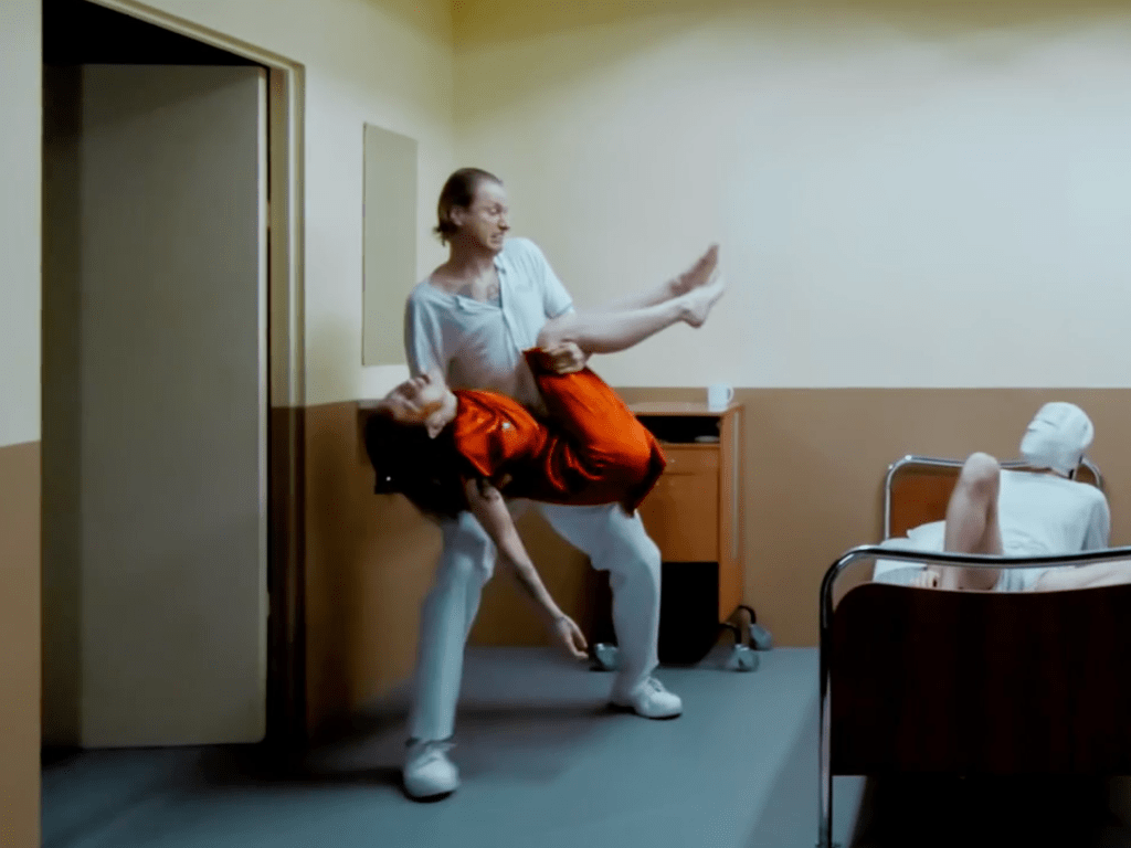 S.2 / Ep. 5 –&nbsp;SURGERY